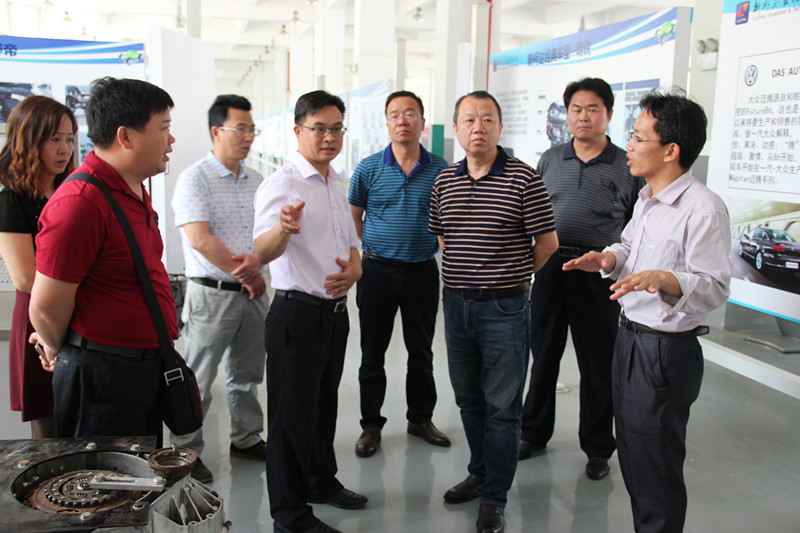 参观我校汽车实训基地