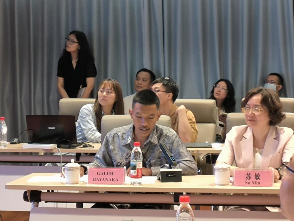 我校留学生GALUH在会上发言