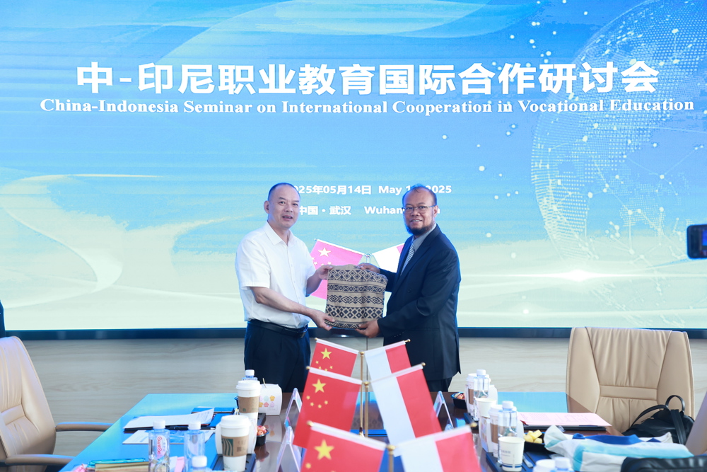 甘金明向Ojat副部长赠送紫?；ú杈? eid=