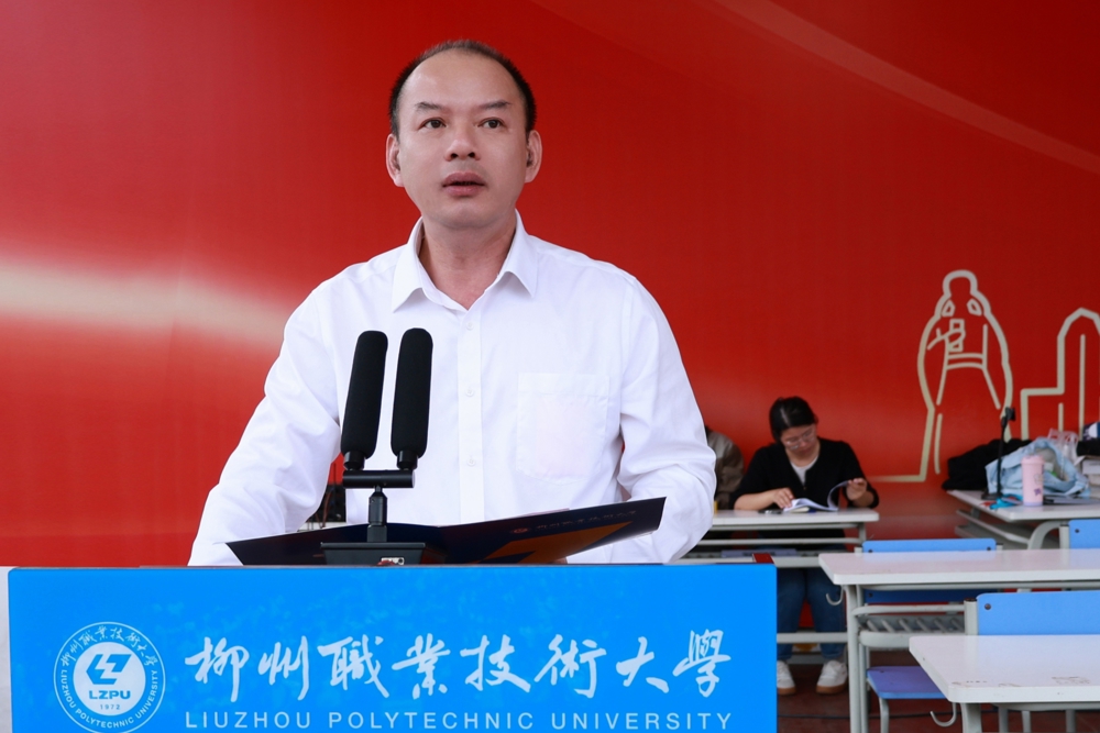 党委副书记、校长甘金明为本次运动会致闭幕辞