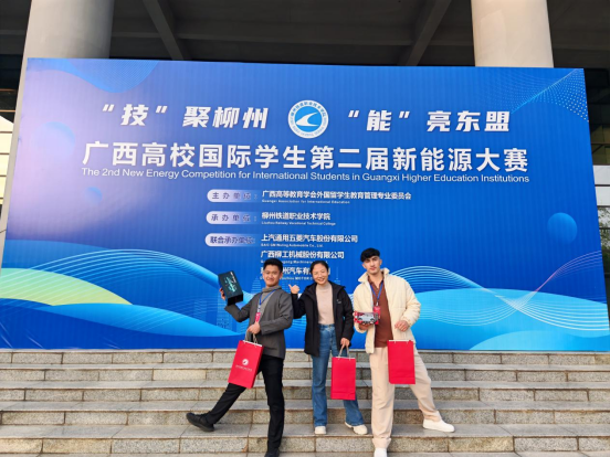 Group Photo of the Instructor and Participating Students