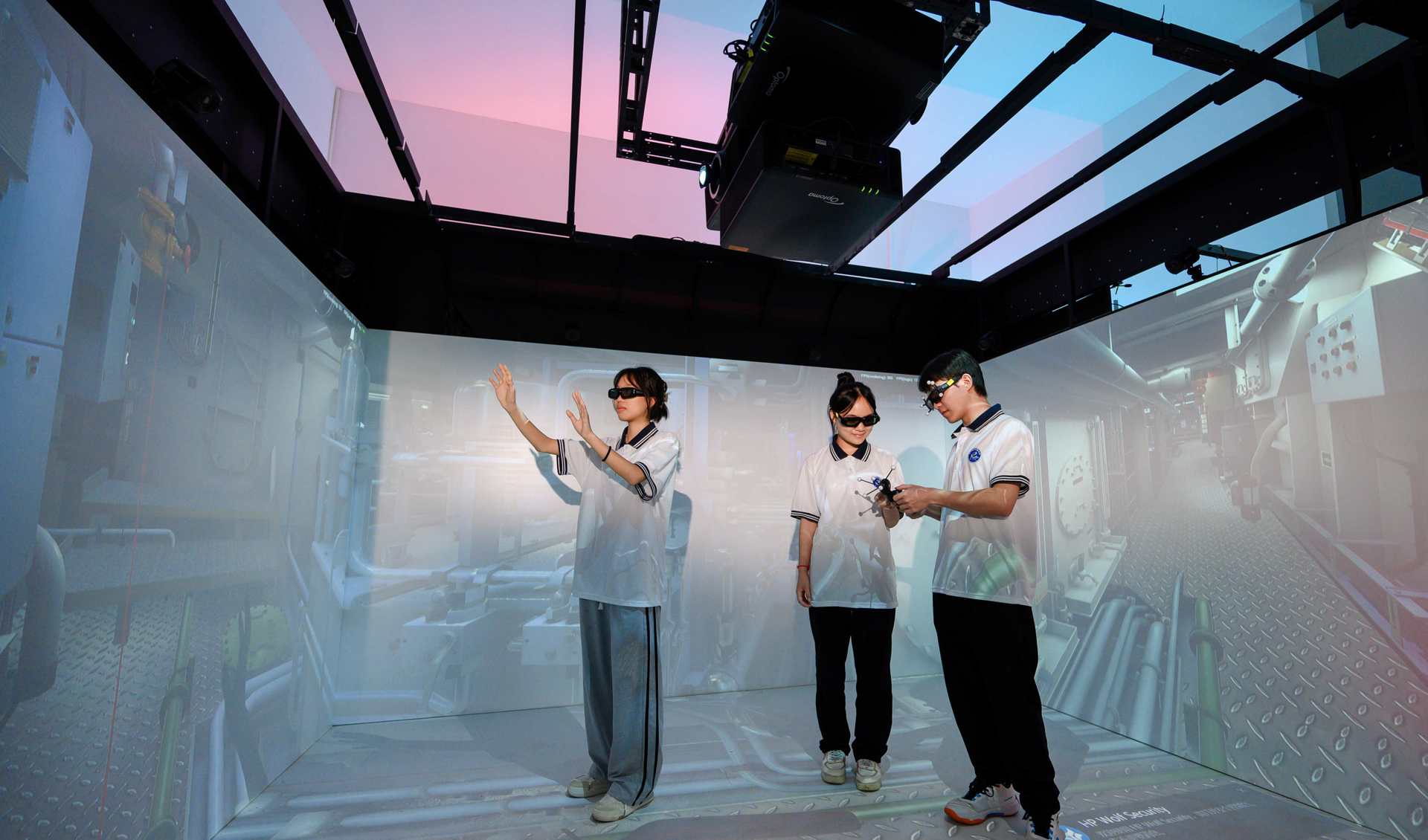 操控机器人的学生