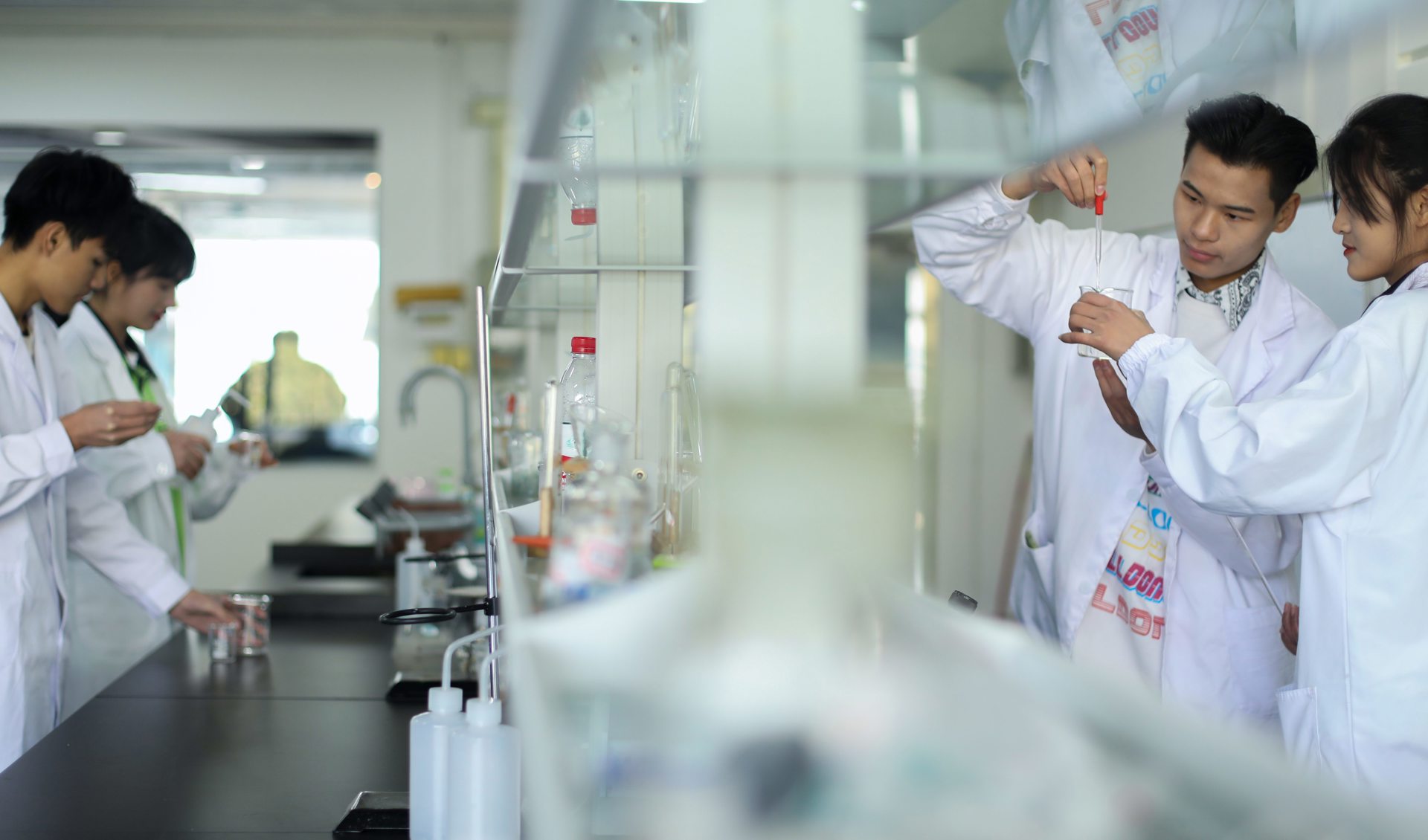 操控机器人的学生