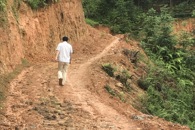 【聚焦精准扶贫】汗珠入土地生金--我?？咕挤銎豆ぷ骷褪?2)