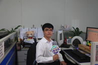 辅导员给毕业生赠送临别祝福