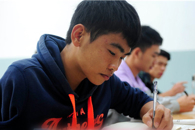 【柳职学子】学会与残缺相伴的独臂工科男—记我校汽车工程学院2016汽运1班学生黄才高