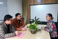 学校领导慰问离退休教职工和7位博士教师