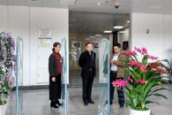 校领导到图书馆检查工作