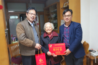 学校工会领导慰问离休老干部