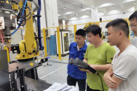 我校举行“上汽通用五菱工程师FANUC工业机器人培训班”结业典礼