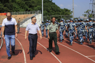 学校领导看望2019级军训教官和学生