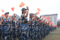 近六千名师生“同唱一首歌，同升一面旗”共抒爱国豪情