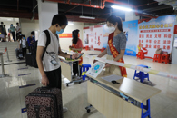 “不错，非常有序”——校领导点赞返校学生校外接站工作