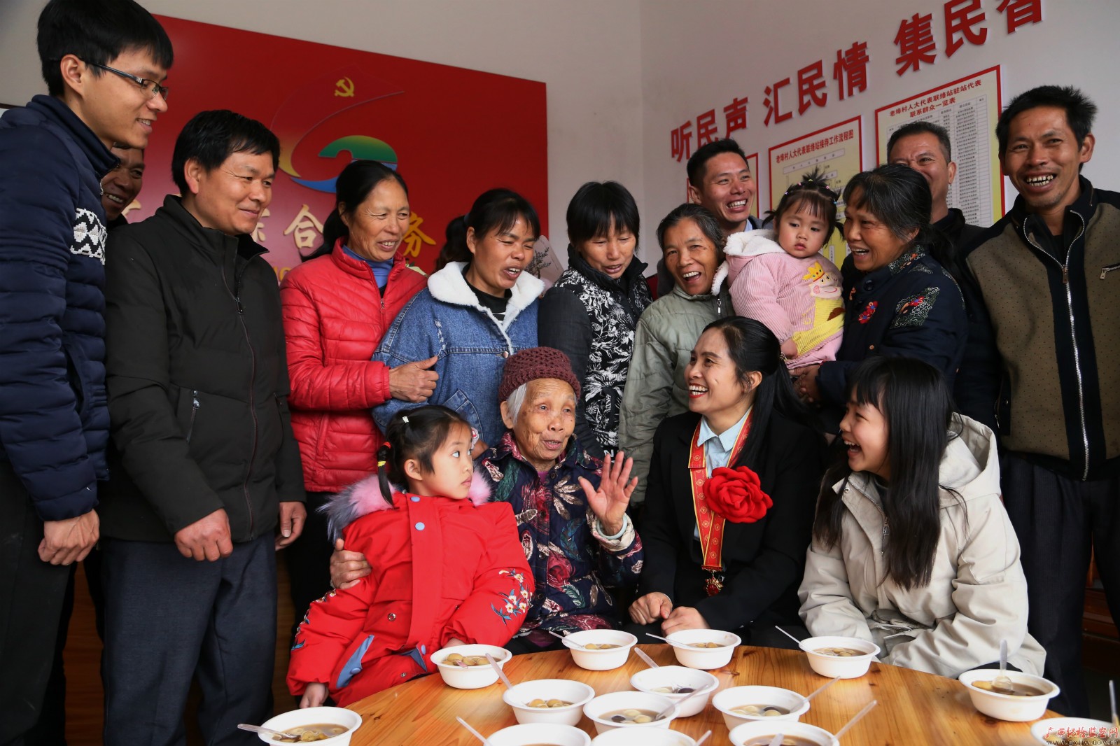 脱贫攻坚战场上的铿锵玫瑰——记全国脱贫攻坚先进个人、平乐县张家镇老埠村第一书记唐莉