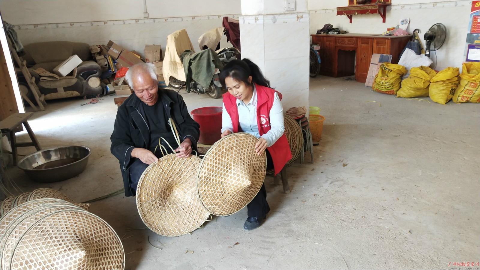 脱贫攻坚战场上的铿锵玫瑰——记全国脱贫攻坚先进个人、平乐县张家镇老埠村第一书记唐莉