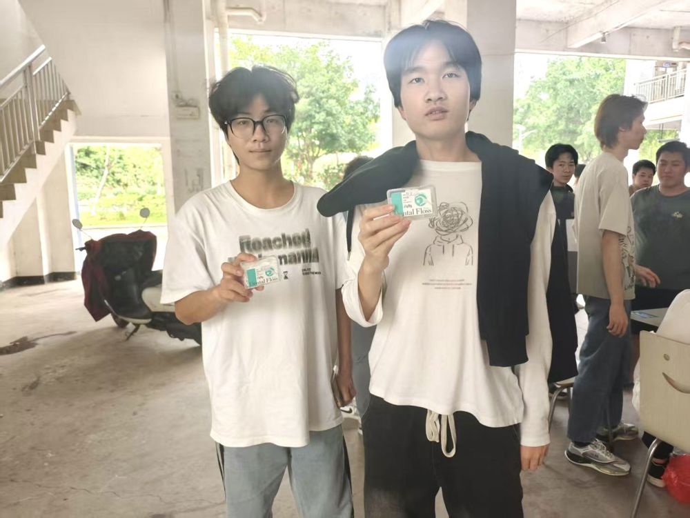 &nbsp; &nbsp; &nbsp; &nbsp; &nbsp; &nbsp; &nbsp; &nbsp; &nbsp; &nbsp; &nbsp; &nbsp; &nbsp; &nbsp; &nbsp; &nbsp; &nbsp; &nbsp; &nbsp; &nbsp; &nbsp; &nbsp; &nbsp; &nbsp; &nbsp; &nbsp; &nbsp; &nbsp; &nbsp; &nbsp; &nbsp; &nbsp; &nbsp; &nbsp; &nbsp; &nbsp; &nbsp; &nbsp; &nbsp; &nbsp; &nbsp; &nbsp; &nbsp; &nbsp; &nbsp;同学们展示奖品