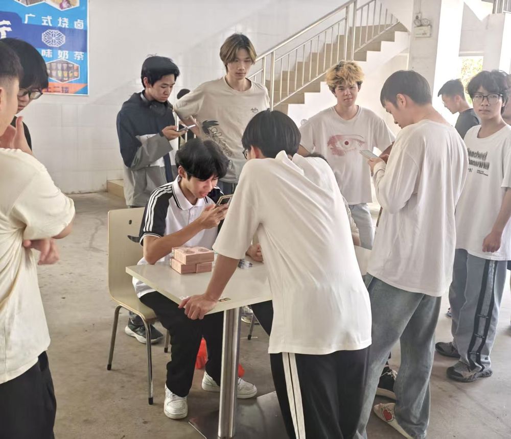 同学们积极参加竞答