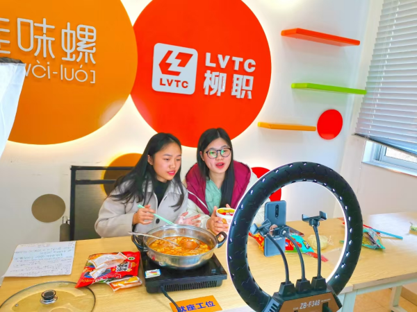 与柳州头部螺蛳粉企业开展直播实践