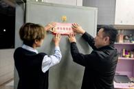 贸易与旅游管理学院联合“红领宿航” 党建+宿舍思政育人工作室开展学生党员宿舍挂牌活动