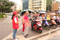 贸易与旅游管理学院开展“文明创建·助力创城”文明交通劝导志愿服务活动