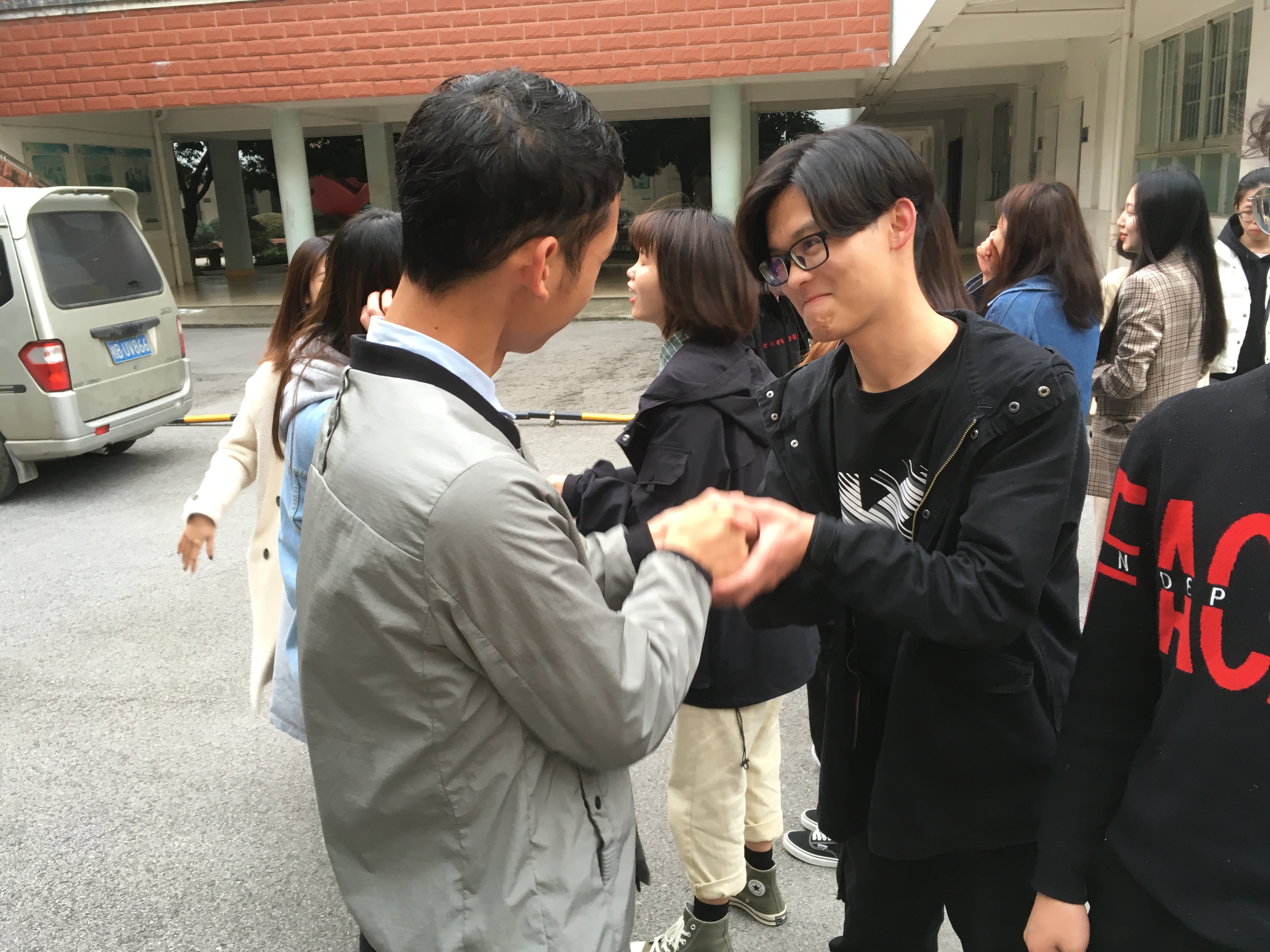 学生参与“欢迎回?！庇蜗坊ザ?></p><p style=