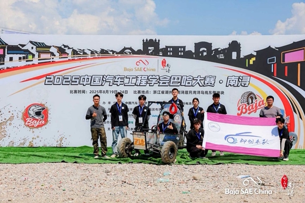 柳创车队师生合影