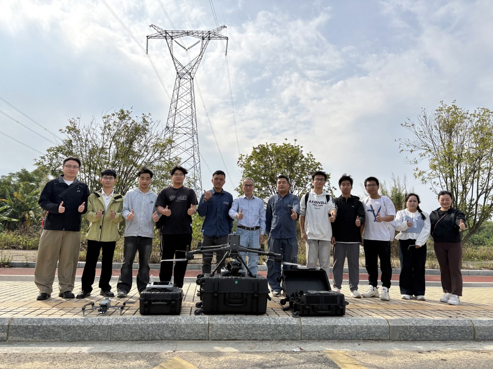 无人机电力巡检作业现场