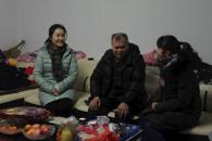 汽车工程学院党总支给社区困难党员送温暖