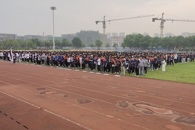 汽车工程学院举行升旗仪式暨“传承五四精神，谱写青春华章”主题宣讲