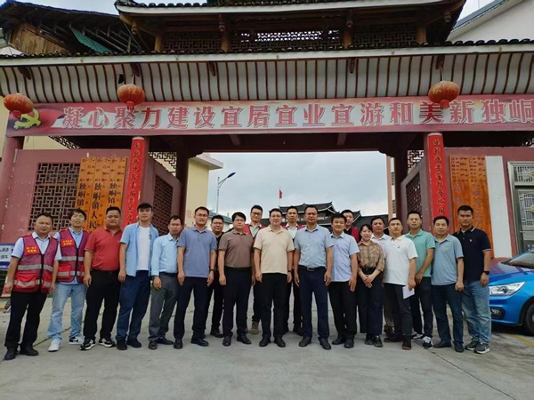 学校一行与新老驻村第一书记（工作队员）合影留念