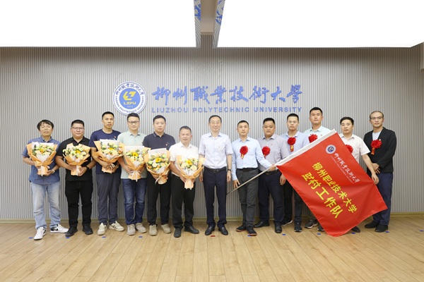 刘子林和新老驻村工作队合影并与大家亲切交流