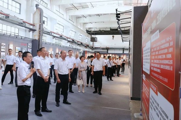 柳职大优秀校友、广汽集团首席技能专家、全国五一劳动奖章获得者、全国技术能手丘柳滨（左一）介绍劳模精神、劳动精神、工匠精神