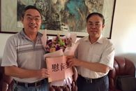 学校党委“七一”率队走访慰问老党员和重病党员