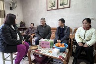 学校到龙擎苑社区开展“四联双报到”暨春节前慰问辖区困难老党员活动