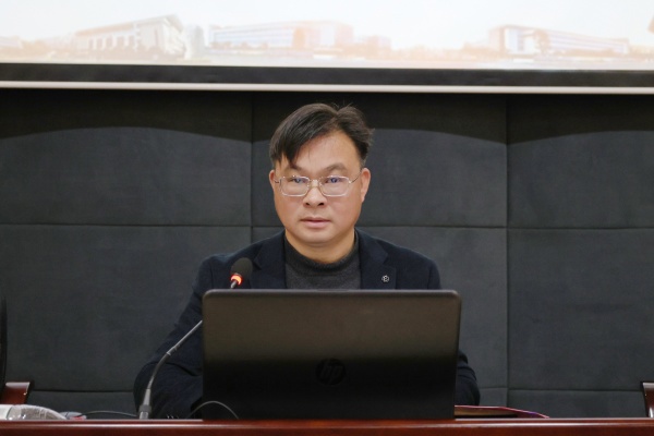 学校党委常委、副校长冉福松作新学期学生管理工作指示