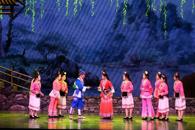 我校顺利开展受助学生观看柳州原创彩调剧《刘三姐》专场演出活动