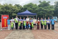 我校为4月“健康柳职”之星级宿舍颁发流动红旗和奖品