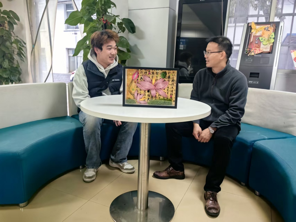 韦伟和刘政佑同学交流现场