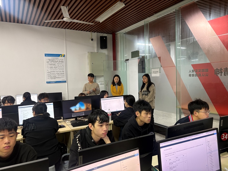 学院领导带队深入课堂检查开学第一课