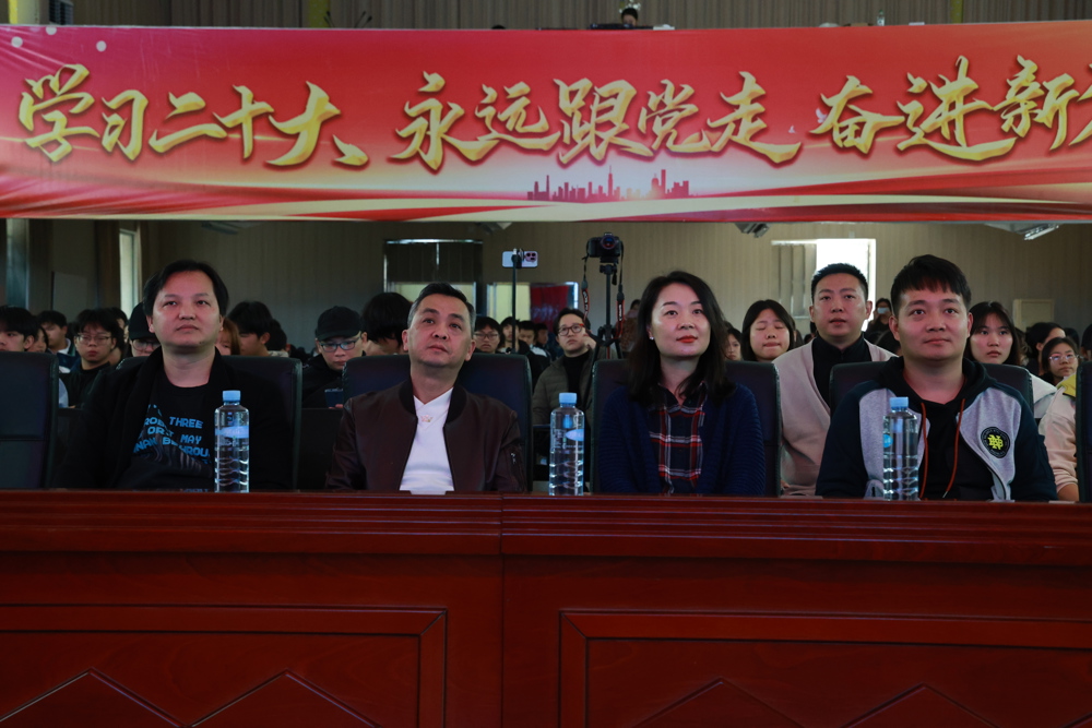 领导嘉宾与师生共同观演