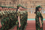 艺术设计学院学工队伍看望军训新生