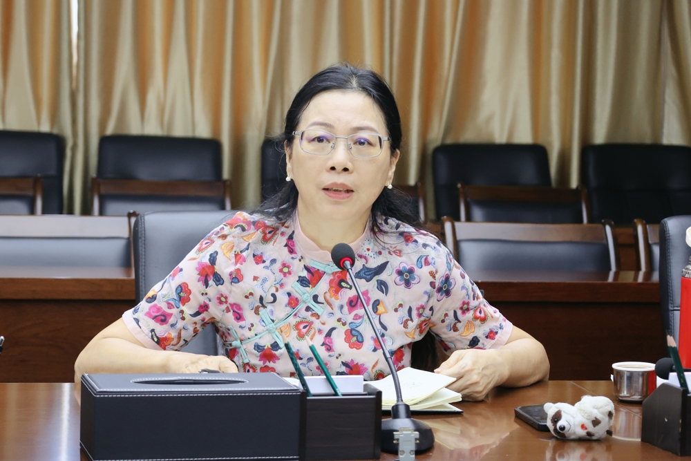 鞠红霞主持会议