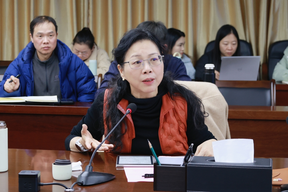 鞠红霞主持会议